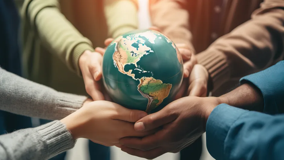 Hände halten eine Weltkugel 